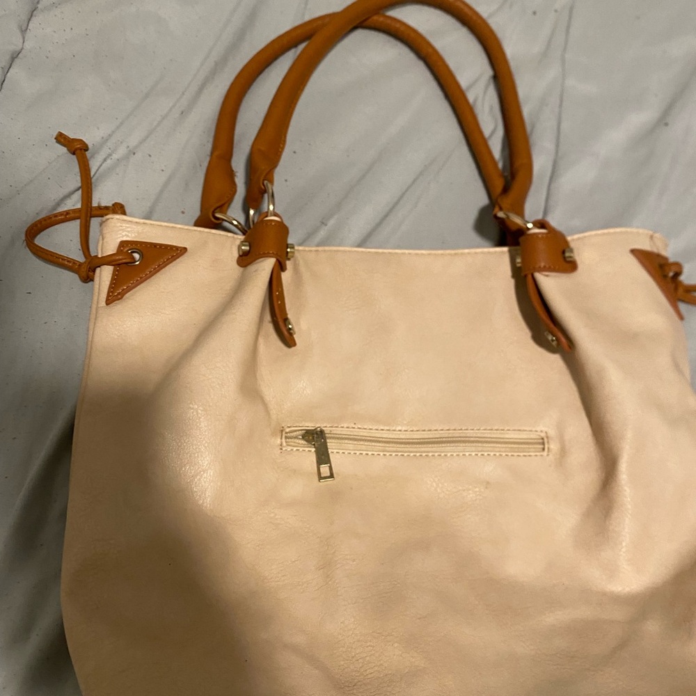 Michael Kors Cream Leather Shoulder Bag with Tan Trim - Picture 3 of 8